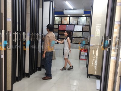 Khai xuân showroom Hải Linh đón lượng lớn khách hàng mua gạch ốp lát