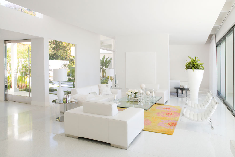  không gian nội thất màu trắng rất thích hợp để kết hợp với các gam màu nóng