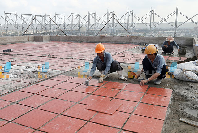 Gạch lát nền sân thượng giúp chống nóng cho ngôi nhà