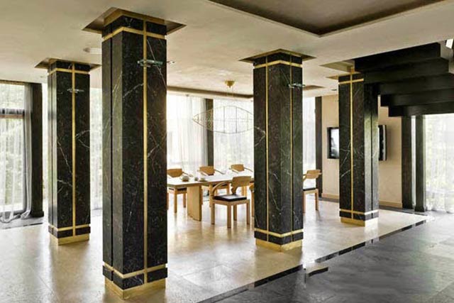 Trang trí cột trong phòng khách hình vuông