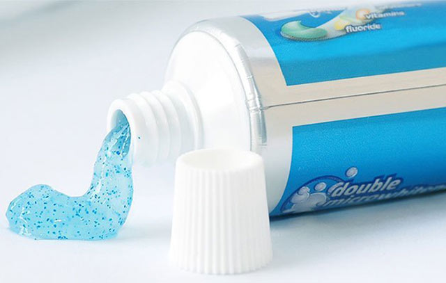 Cách tẩy vết cháy trên gạch bằng kem đánh răng