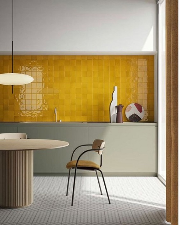 Gach op tuong bep mau vang