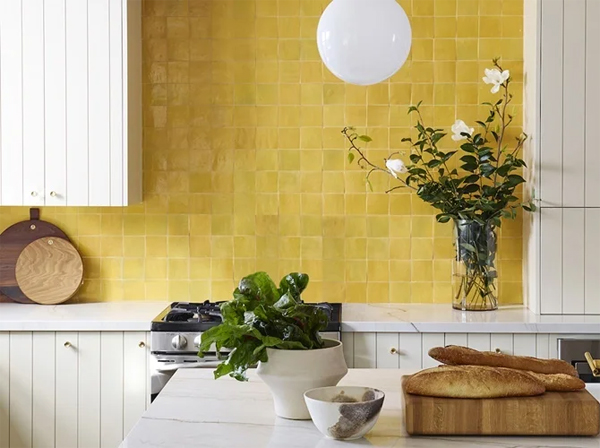 Gach op tuong phong bep mau vang