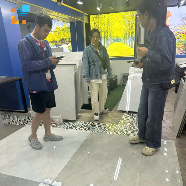 Khach hang chon gach