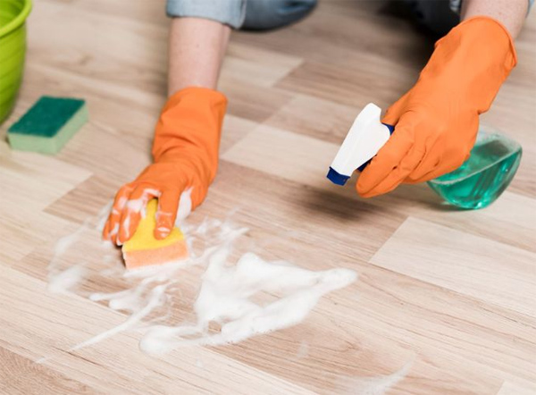 Tay xi mang tren nen gach