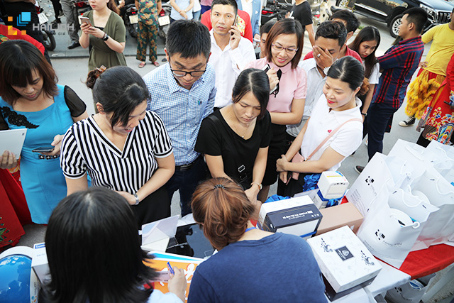 check-in-nhan-qua-khai-truong check in nhan qua khai truong