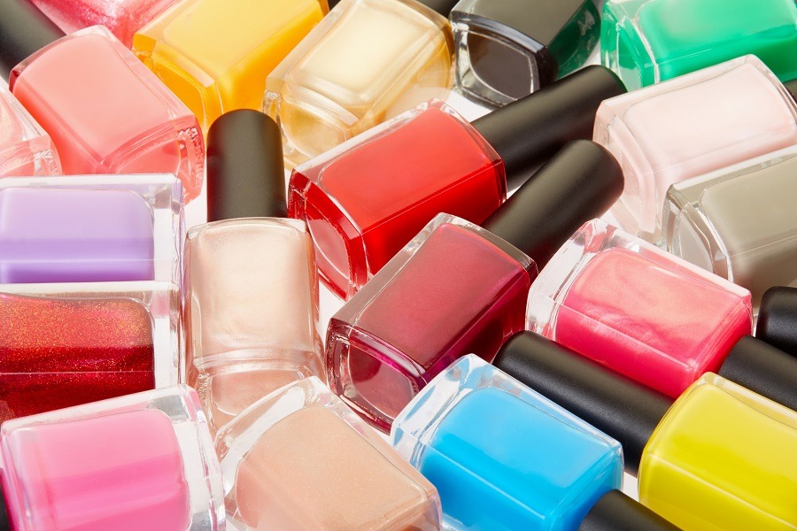 dùng sơn móng tay xử lý vết xước