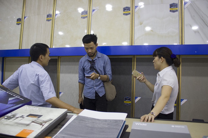 gach dong tam ha noi nhan vien tu van khach hang chuyen nghiep