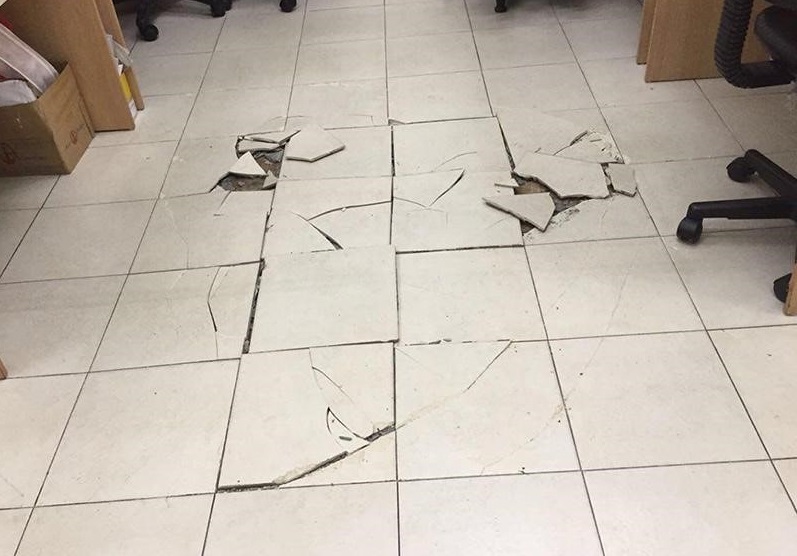 gạch lát nền bị phồng rộp