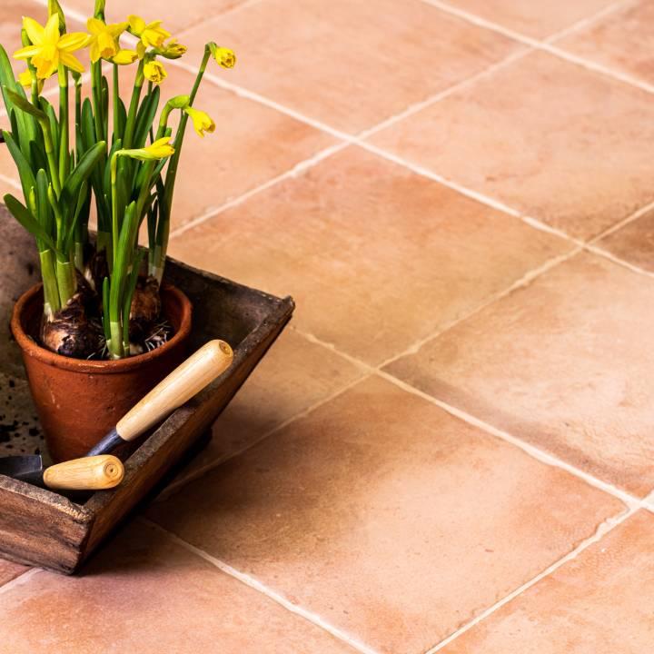 gach lat san thuong gia co