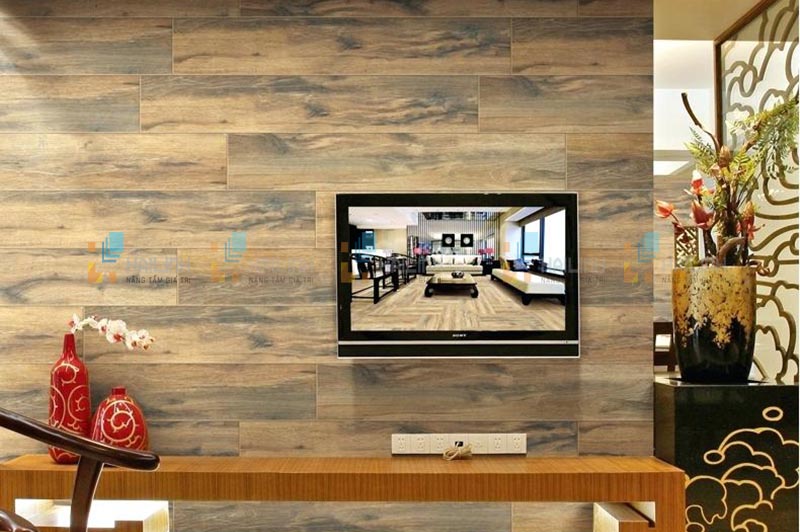 Gạch ốp tường phòng khách giả gỗ đẹp cho năm 2019 gach op tuong phong khach gia go 2