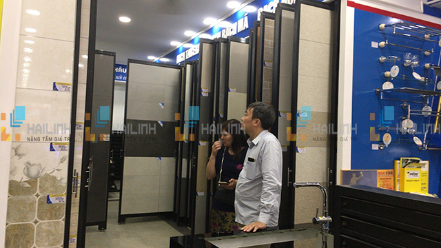 gạch ốp tường tại showroom hải linh
