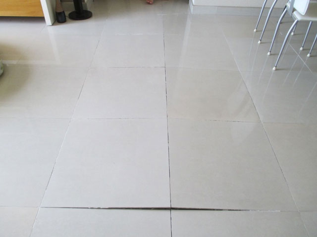 gạch lát nền bị phồng rộp