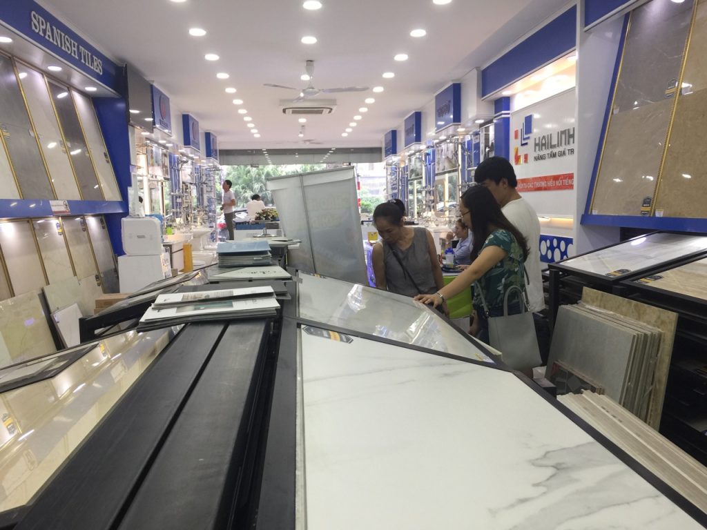 khach hang mua gach dong tam tai hai linh