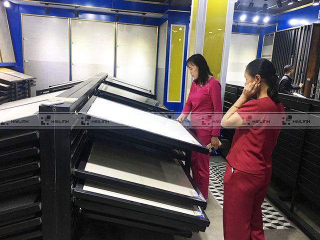 khach hang mua gach dong tam tai showroom hai linh