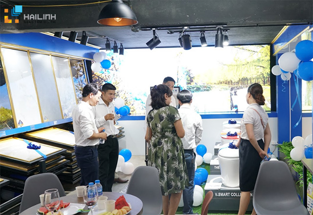 khach-hang-mua-hang-ngay-khai-truong-showroom-hai-linh-ha-dong-1 khach hang mua hang ngay khai truong showroom hai linh ha dong 1