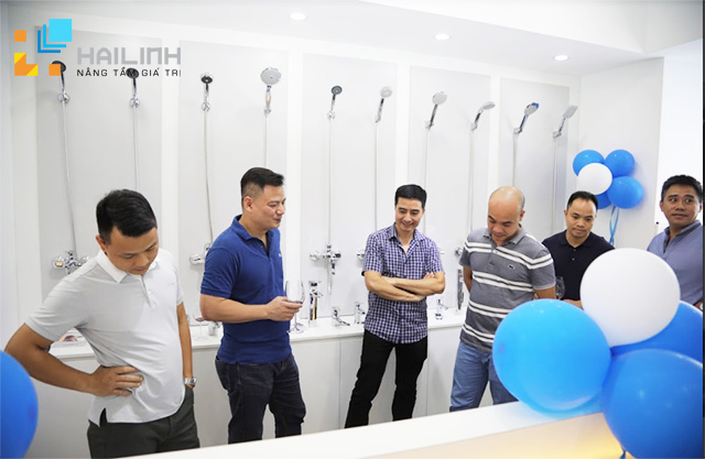 khach-hang-tham-quan-showroom-hai-linh-ha-dong-1 khach hang tham quan showroom hai linh ha dong 1