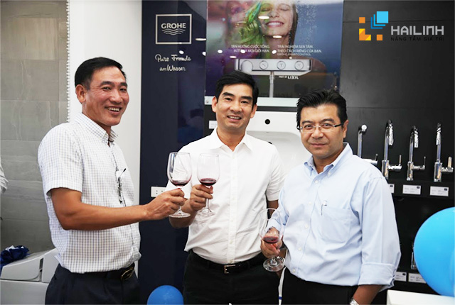 khach-hang-tham-quan-showroom-hai-linh-ha-dong-2 khach hang tham quan showroom hai linh ha dong 2