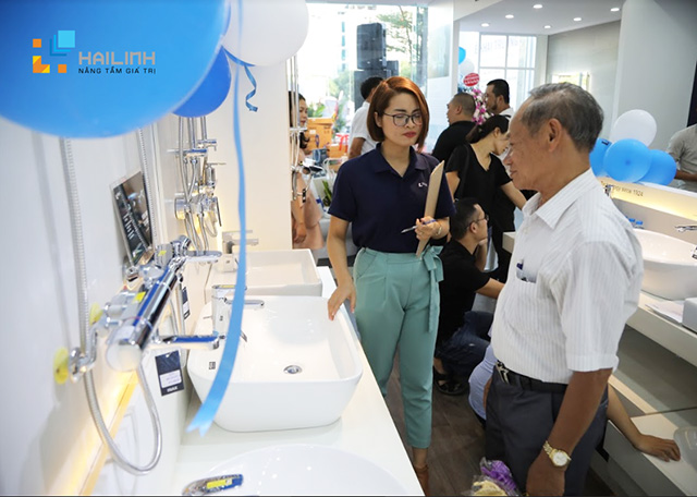 khach-hang-tham-quan-showroom-hai-linh-ha-dong khach hang tham quan showroom hai linh ha dong