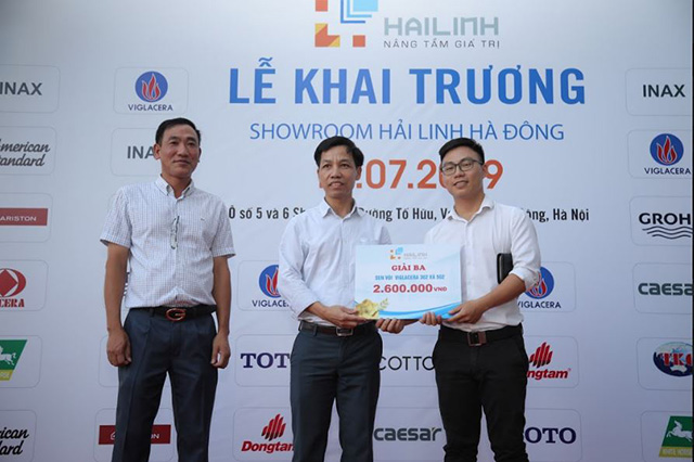 Anh Hảo trúng giải ba bộ sen vòi 302 và 502 khai truong showroom hai linh ha dong giai ba sen voi viglacera