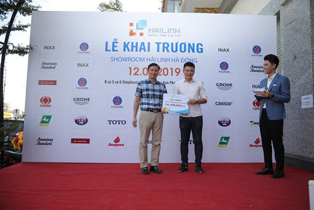 Anh Vương may mắn trúng giải nhất bồn cầu thông minh Viglacera V93 khai truong showroom hai linh ha dong giai nhat bet viglacera v93