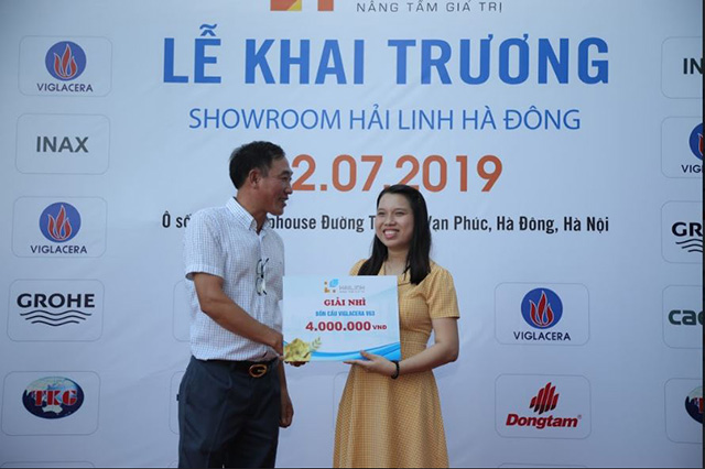 Chị Phương may mắn trúng giải nhì bồn cầu Viglacera V63 khai truong showroom hai linh ha dong giai nhi bet viglacera v63