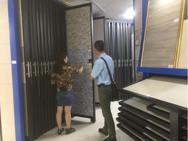 khanh-hang-mau-gach-tai-hai-linh-1 khách hàng mua hàng tại hải linh 1