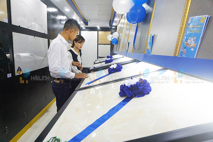 khong gian trung bay gach op lat tai tang 1 showroom hai linh long bien