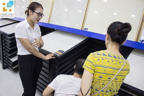 nganh xay dung bat dau vao vu khach hang rao riet tim dia chi mua gach uy tin 9