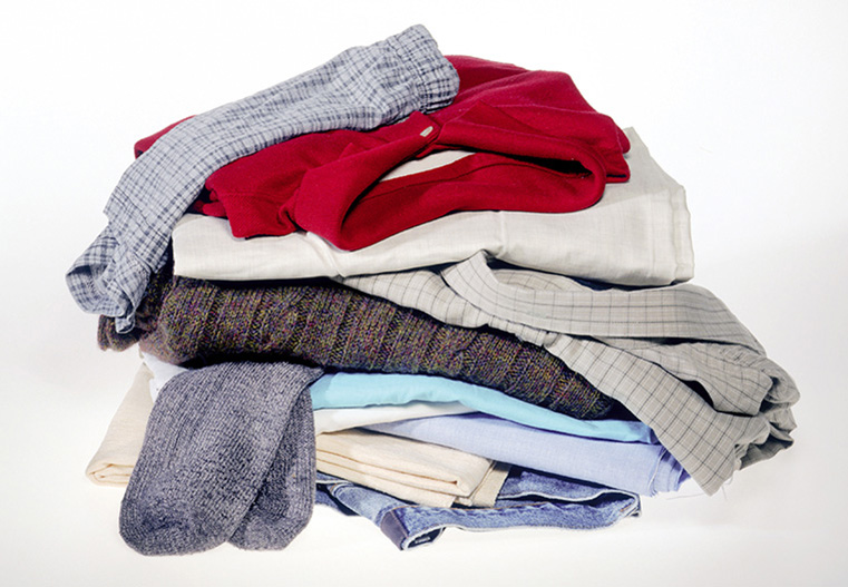 sử dung quần áo để lau sàn