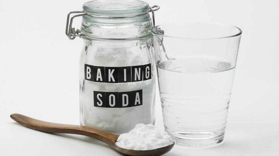 Xử lý gạch ốp tường bị ố vàng bằng baking soda